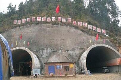 小型混凝土泵车，四川松潘隧道施工纪实
